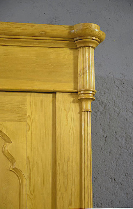 Oberer Abschluss mit geschwungenem, wellenf&ouml;rmigem Deckel, der durch zarte Linienverzierungen betont wird. Typisches Merkmal der Louis Philippe Epoche um 1850.