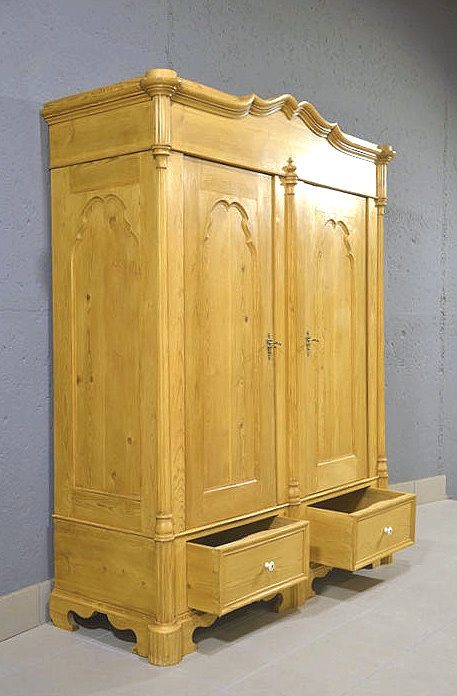 Ge&ouml;ffnete Schublade mit sichtbarer Zapfverbindung, stabil und langlebig gearbeitet. Ausdruck traditioneller Handwerksqualit&auml;t.