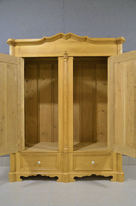 Innenansicht mit gro&szlig;z&uuml;giger Aufteilung und optimaler B&uuml;geltiefe von 51 cm. Innenausbau individuell w&auml;hlbar: Kleiderstange, Hutablage oder variable Einlegeb&ouml;den. Pers&ouml;nliche Lieferung deutschlandweit. 