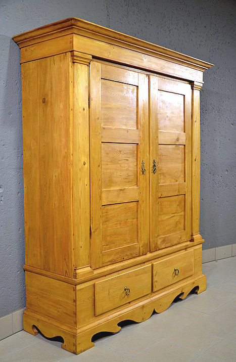   Biedermeier Dielenschranks aus massivem Kiefernholz, 171 cm breit, zerlegbar und restauriert, zeigt die schmale Bügeltiefe von 45 cm und die feine Linienführung.