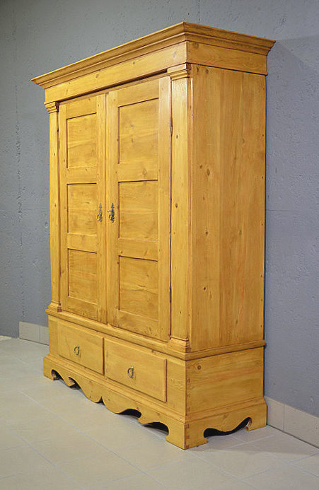 Rechte Seitenansicht des 171 cm breiten Biedermeier Kleiderschranks aus Dänemark, massiv Kiefer, zerlegbar und restauriert, mit harmonisch proportionierter Tiefe von 61 cm und Innenmaß 45 cm.