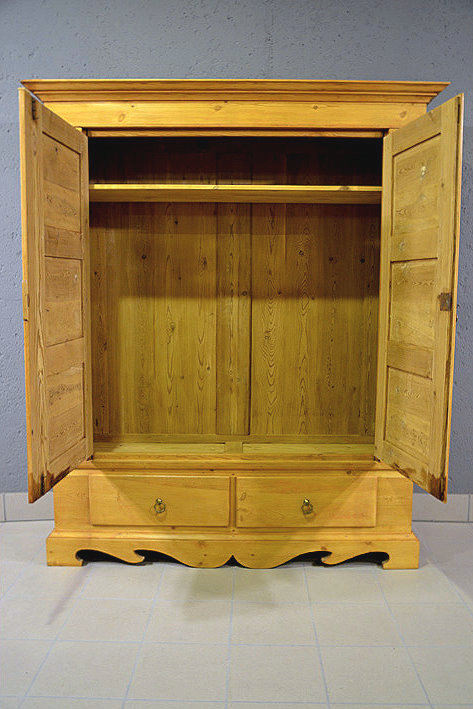 Innenansicht des antiken Biedermeier Schranks mit Einlegeboden und optionaler Kleiderstange, optimale Bügeltiefe 45 cm, ideal als Garderobenschrank; persönliche Lieferung und Aufbau in Deutschland inklusive.