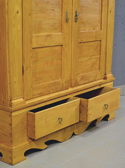 Detail der geöffneten Schubladen mit sichtbarer gezapfter Verbindung, Beweis für traditionelle Handwerkskunst und Originalität des Biedermeier Schranks.