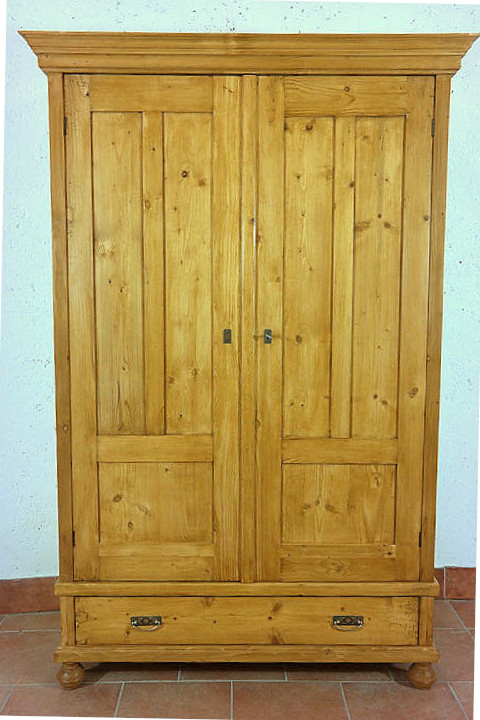 Jugendstilkleiderschrank, Frontansicht