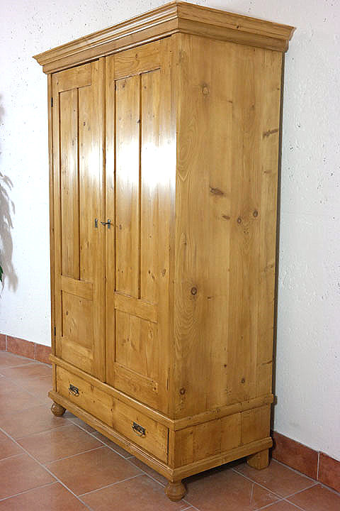 Jugendstilkleiderschrank, Seitenansicht