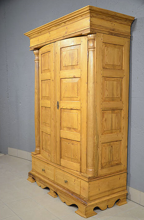 Rechte Seitenansicht des restaurierten Biedermeier Kleiderschranks mit stabiler Bauweise. Lieferung deutschlandweit pers&ouml;nlich und Besichtigung im M&ouml;bellager m&ouml;glich.