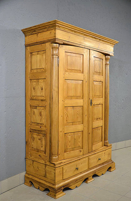 Kleiderschranks aus massivem Kiefernholz mit klarer Linienf&uuml;hrung. Pers&ouml;nliche Lieferung deutschlandweit sowie Besichtigung nach Terminvereinbarung m&ouml;glich.