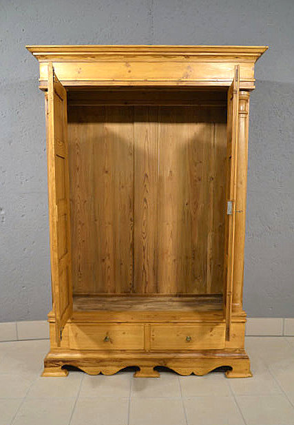 Innenansicht des Kleiderschranks mit individueller Innenaufteilung und optimaler B&uuml;geltiefe von 50 cm. Pers&ouml;nliche Lieferung deutschlandweit sowie Besichtigung m&ouml;glich.