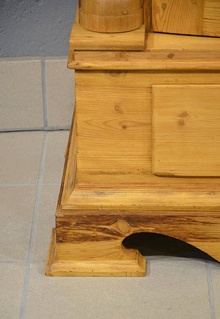 Sockelansicht mit stabiler Ausf&uuml;hrung und harmonischem Abschluss des M&ouml;bels. Pers&ouml;nliche Lieferung deutschlandweit sowie Besichtigung m&ouml;glich.