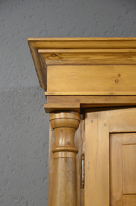 Detail des oberen Bereichs mit harmonischer Linienf&uuml;hrung und klassischem Biedermeier Stil. Lieferung deutschlandweit pers&ouml;nlich und Besichtigung m&ouml;glich.