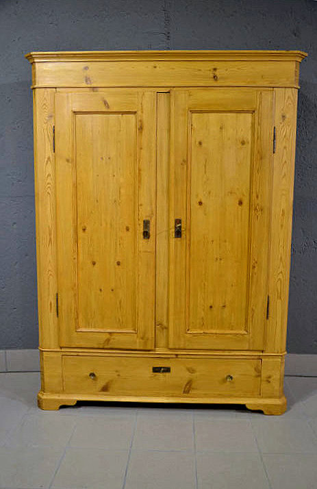 Antiker Biedermeier Kleiderschrank aus Dänemark um 1840, aus massiver Kiefer, fachmännisch restauriert und zerlegbar. Zwei Türen und eine große verschließbare Schublade mit Messingbeschlägen. Schlicht, zeitlos und typisch Biedermeier. Persönliche Lieferung & Aufbau deutschlandweit, Besichtigung im Möbellager nach Terminabsprache. 