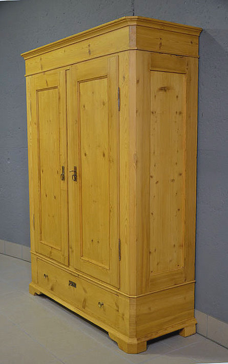  Rechte Seitenansicht des zerlegbaren Biedermeier Kleiderschranks aus Dänemark, 187 cm hoch, 140 cm breit, 53 cm tief. Fachgerecht restauriert, massives Kiefernholz, formschöne eckige Füße.