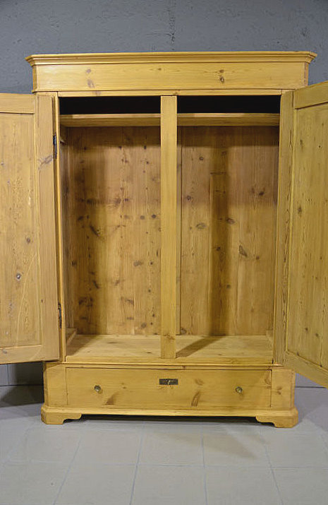 Innenansicht des Biedermeier Kleiderschranks mit Einlegeboden über die gesamte Breite. Auf Wunsch Einbau einer modernen, formstabilen Kleiderstange kostenlos. Optimale Nutzung trotz Innentiefe von 45 cm. 