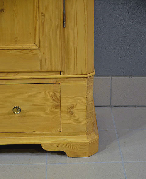 Sockelbereich des Biedermeier Dielenschranks mit formschönen eckigen Füßen und klarer Sockelleiste. Massives Kiefernholz, handwerklich solide verarbeitet, fachmännisch restauriert. 
