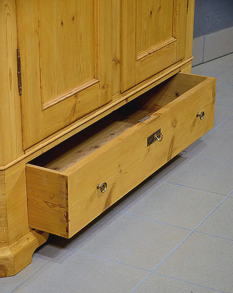 Weichholzschrank aus dem Biedermeier, Detailansicht