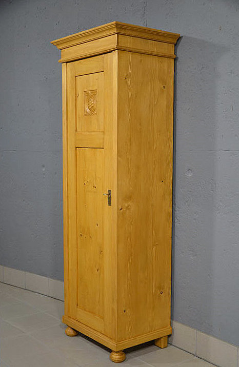 Rechte Seitenansicht des antiken Jugendstil-Schrankes, glatt gearbeitet und honigfarben gewachst.