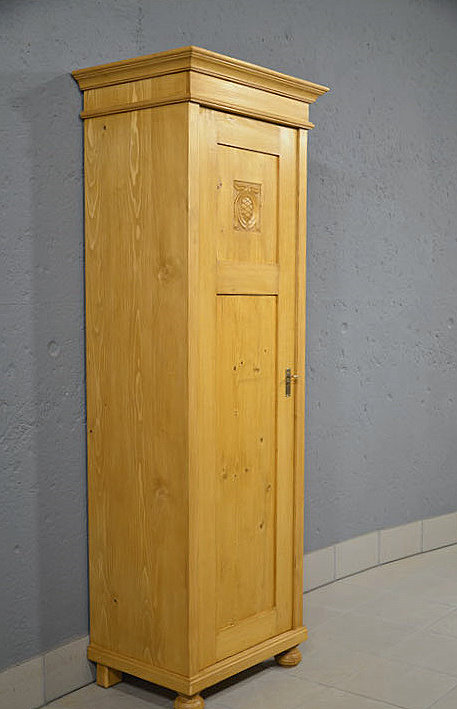 Linke Seitenansicht des Jugendstil-Kleiderschrankes mit Türanschlag links, warm gewachste Oberfläche aus Kiefernholz