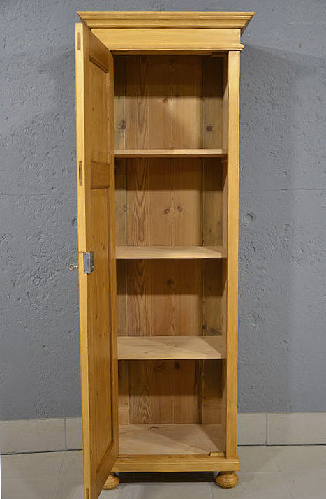 Innenansicht des Schrankes mit drei Einlegeböden, optional mit zusätzlichem Boden oder Zahnleistensystem.