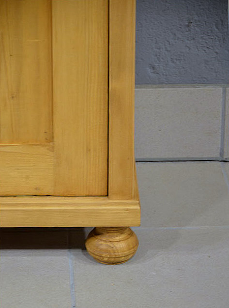 Sockelbereich des Kleiderschrankes, schlicht gestaltet aus massiver Kiefer.