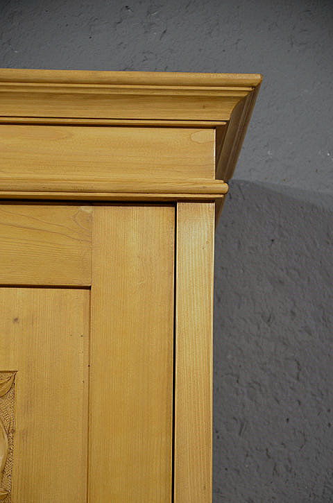 Oberer Bereich des Schrankes mit elegantem, leicht profiliertem Abschluss im Jugendstil