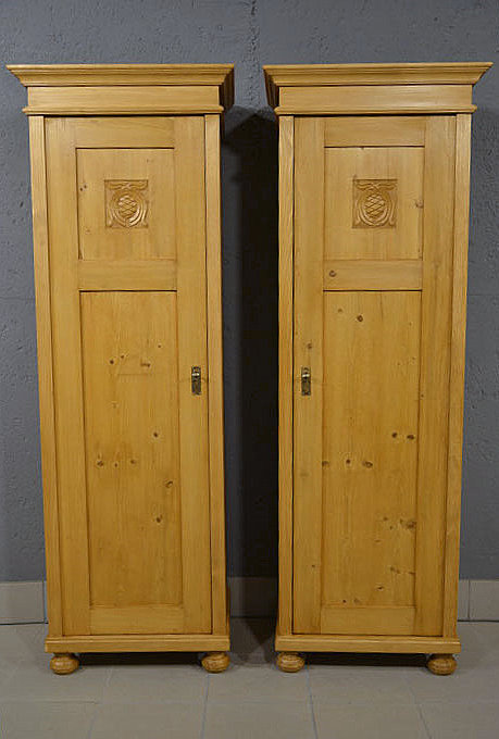 Gesamtansicht der beiden 1-türigen Jugendstil-Kleiderschränke mit Türanschlag rechts und Türanschlag links, restauriert und honigfarben gewachst. Nach Terminvereinbarung können Sie diese Möbelstücke gerne in unserem Möbellager in Bargfeld-Stegen besichtigen. Wir liefern zuverlässig, kostengünstig und persönlich – deutschlandweit bis in Ihr Zuhause