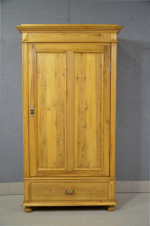 Antkker Gründerzeit-Kleiderschrank aus Dänemark um 1880, restauriert, Frontansicht