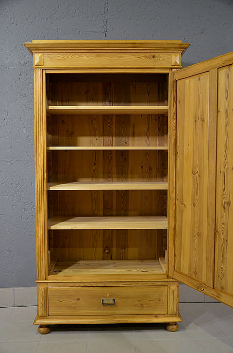 antiker Wäscheschrank mit Schublade aus der Gründerzeit, Innenansicht