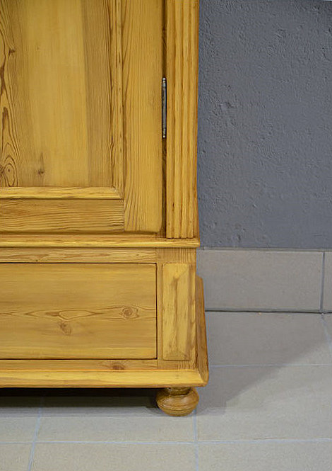 Detailansicht antiker Schrank - Schublade und Türprofil