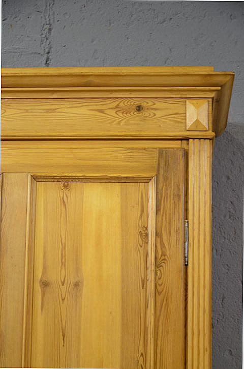 Detailaufnahme antiker Gründerzeit-Schrank, Kranz und Tür