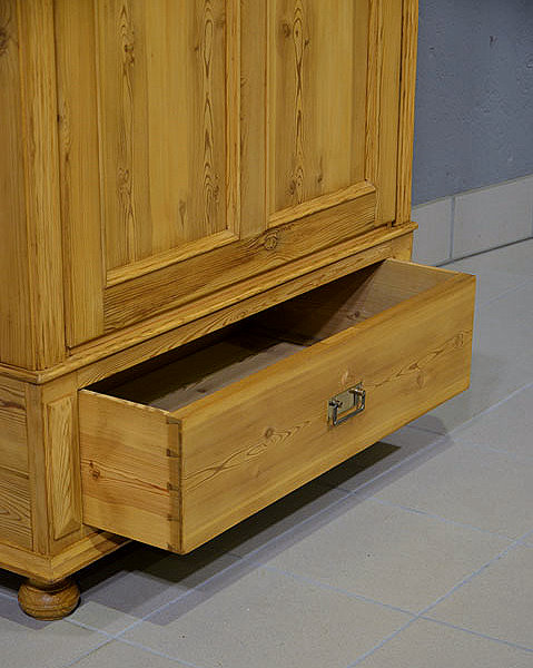 Detailfoto antiker 1-türiger Schrank - Türprofil und geöffnete Schublade