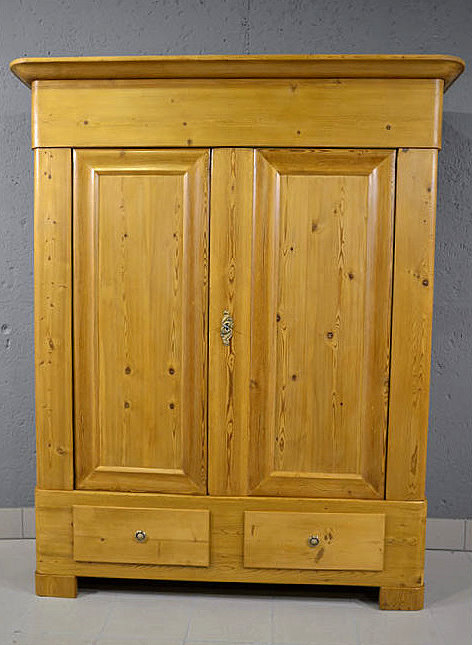 Antiker Biedermeier Kleiderschrank aus Dänemark um 1840, massives Kiefernholz (Weichholz), fachmännisch restauriert, zerlegbar und wohnfertig. Zwei Türen und zwei Schubladen mit Messingknöpfen. Echte Antiquität, kein Nachbau. Persönliche Lieferung & Aufbau deutschlandweit, Besichtigung im Möbellager nach Terminabsprache.