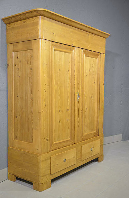 Linke Seitenansicht des antiken Biedermeier Dielenschranks aus massiver Kiefer. Schlicht, harmonisch und zeitlos in der Form. Fachgerecht restauriert, ideal als Garderobenschrank im Eingangsbereich. Besichtigung im Möbellager möglich.