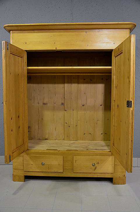 Innenansicht des Biedermeier Kleiderschrankes mit Kleiderstange und Hutablage