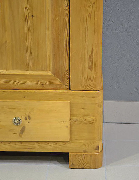 Nahaufnahme des oberen Bereichs mit schlichter Biedermeier-Kranzleiste und warmer Holzfarbe. Authentisches antikes Einzelstück, kein Nachbau