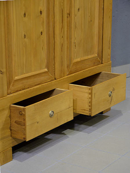 2. Detailansicht des Kiefernschrankes aus dem Biedermeier mit geöffneten Schubladen