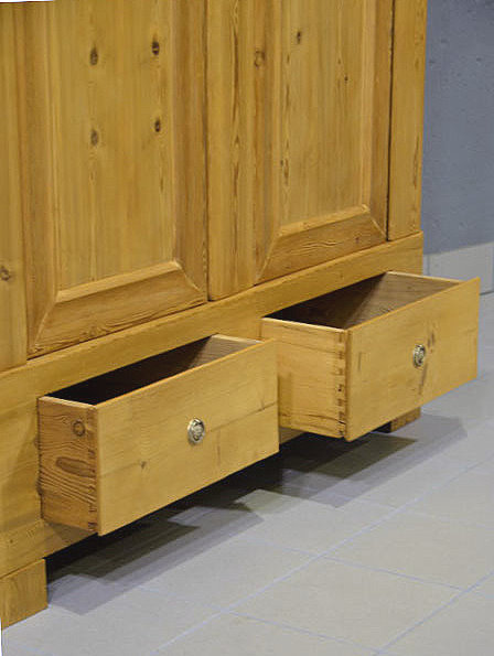 Geöffnete Schubladen des antiken Biedermeier Kleiderschranks mit sichtbaren, traditionell gezapften Verbindungen. Handwerklich original gefertigt, sorgfältig restauriert, massives Kiefernholz. Lieferung & Aufbau persönlich, Besichtigung im Möbellager möglich.