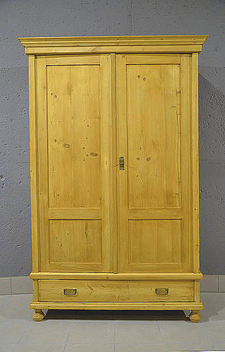 Antiker Jugendstil Kleiderschrank um 1900, aus massiver Kiefer (Weichholz), schlicht und zeitlos in der Form. Fachm&auml;nnisch restauriert, gelaugt, geschliffen und gewachst. Besichtigung nach Terminvereinbarung in unserem M&ouml;bellager m&ouml;glich. Pers&ouml;nliche Lieferung und Aufbau deutschlandweit.