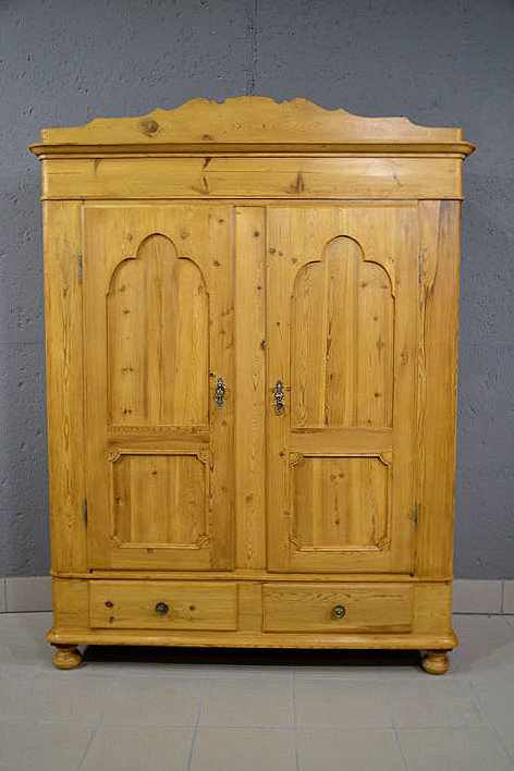  Antiker Biedermeier Dielenschrank aus Dänemark um 1840, aus massiver Kiefer (Weichholz), mit Krone und zwei Schubladen mit Messingknöpfen. Fachmännisch restauriert und vollständig zerlegbar. Besichtigung nach Terminvereinbarung in unserem Möbellager möglich. Persönliche Lieferung und Aufbau deutschlandweit