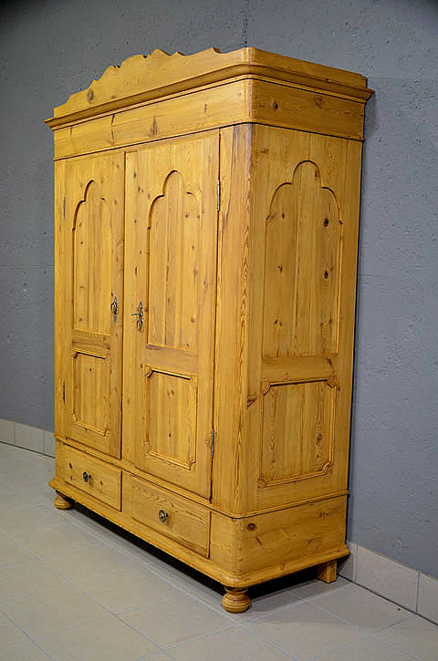 Rechte Seitenansicht des antiken Biedermeier Dielenschranks mit klarer Linienführung und warmer Honigtönung der Oberfläche.