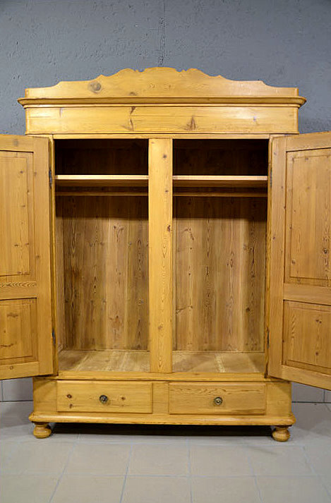   Innenraum des Biedermeier Schranks mit durchgehender Kleiderstange und einer Hutablage über die gesamte Breite. Fachmännisch restauriert, vollständig zerlegbar.