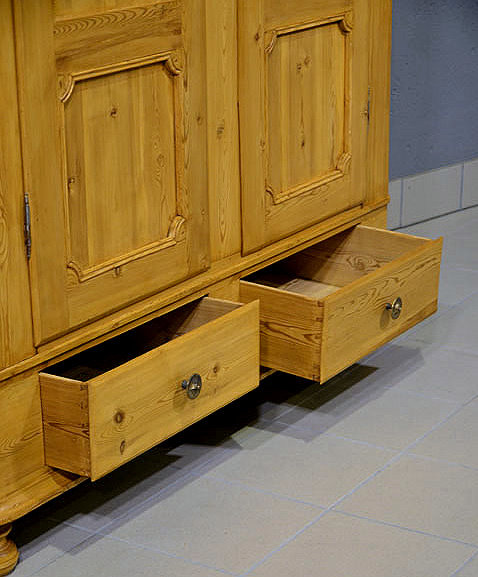 Seitliche Detailaufnahme der Schubladen mit sichtbar gezapften Verbindungen – ein Beweis echter handwerklicher Qualität und kein Nachbau.