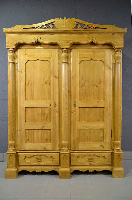 Antiker Dielenschrank aus der Gründerzeit um 1880, aus massiver Kiefer gefertigt, mit prachtvoller Krone, drei Halbsäulen und zwei großen Schubladen. Fachmännisch restauriert, zerlegbar, persönliche Lieferung und Aufbau vor Ort in ganz Deutschland.