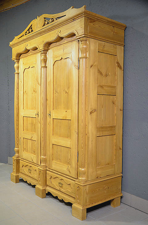 Rechte Seitenansicht des großzügigen Gründerzeit Dielenschranks mit Tiefe 67 cm und kunstvoll gearbeiteter Seitenkassette. Persönliche Lieferung durch uns deutschlandweit.