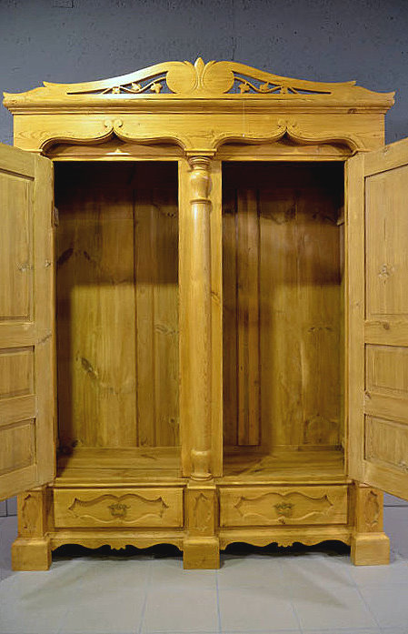 Innenraum des antiken Kleiderschranks aus massiver Kiefer mit wahlweise Kleiderstange und Hutablage oder drei variablen Einlegeböden über die gesamte Breite. Persönlicher Aufbau direkt vor Ort beim Kunden.