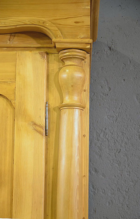 Unterer Bereich des Gründerzeit Schranks mit zwei großen, verzierten Schubladen und markanten eckigen Füßen. Fachgerecht restauriert, Lieferung und Aufbau durch uns persönlich.