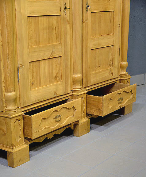 Oberer Bereiich des antiken Gründerzeit Dielenschranks mit Halbsäulenansicht und Kranzleiste , solide verarbeitet, restauriert und vollständig zerlegbar. Persönliche Lieferung & Aufbau in ganz Deutschland.