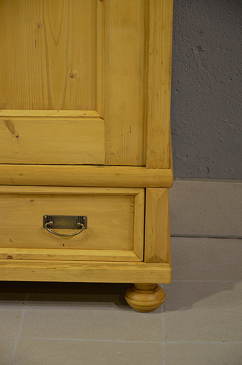Gründerzeitkleiderschrank mit innenliegender Schublade, Detailansicht