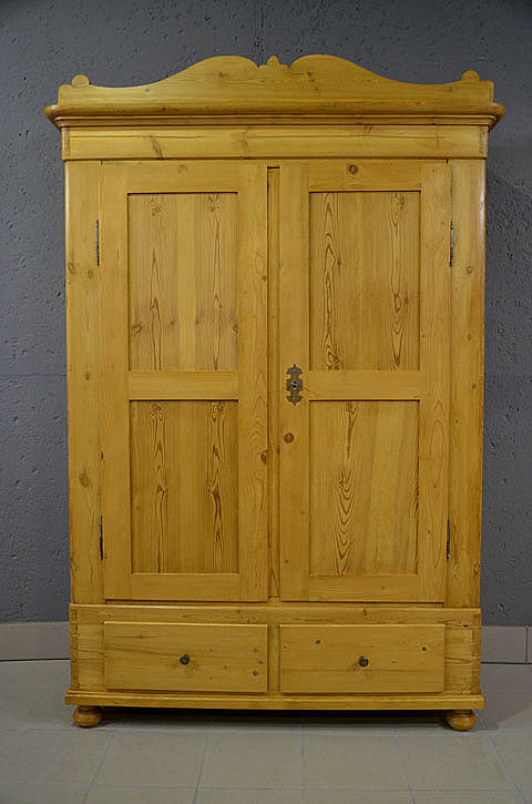 Frontansicht des Biedermeier Kleiderschrankes aus Kiefer