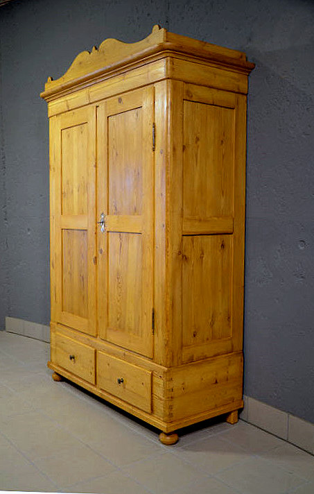 1, Seitenansicht des zerlegbaren Kleiderschrankes aus dem Biedermeier