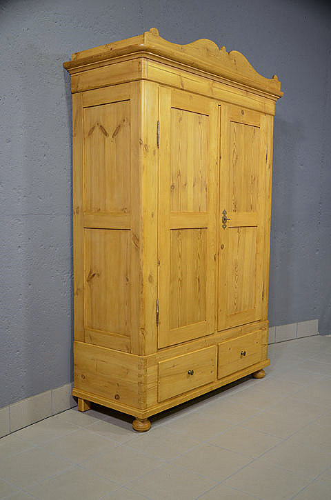 2. Seitenansicht antiker Biedermeierschrank aus Kiefer